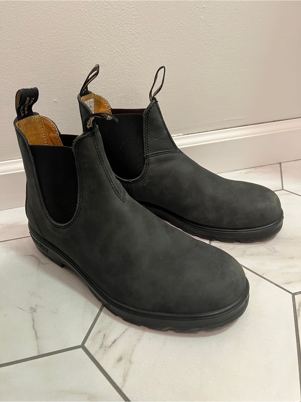 Blundstone 587 Rustic Black
Premium Leather Chelsea Boots
Size 11 Mens
